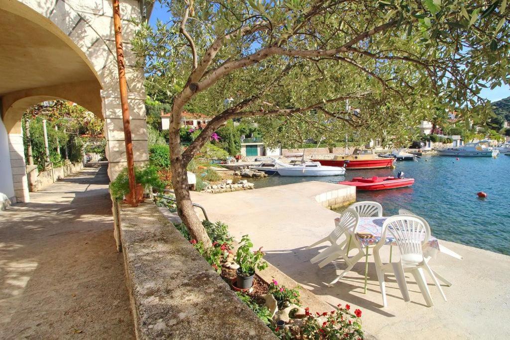 Apartmans And Rooms Dunjini Dvori Korčula Екстериор снимка