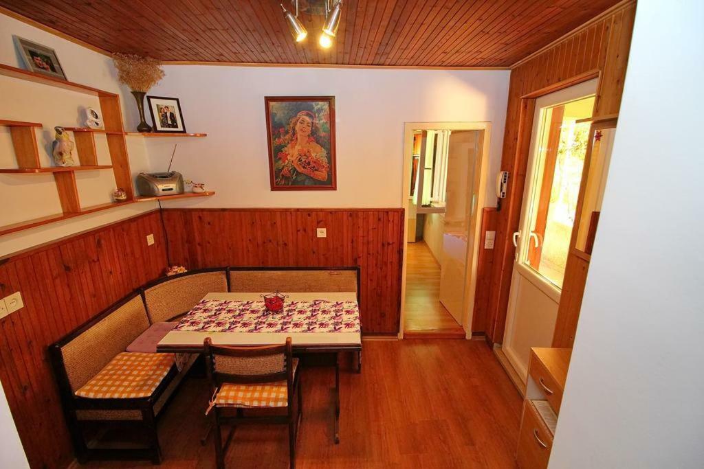Apartmans And Rooms Dunjini Dvori Korčula Екстериор снимка